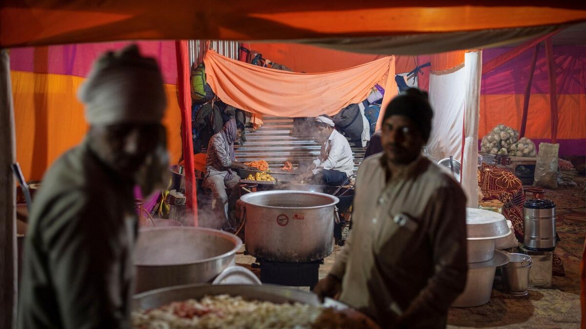 <div class="paragraphs"><p>People prepare food for devotees arriving to attend the Maha Kumbh Mela in Prayagraj.</p></div>