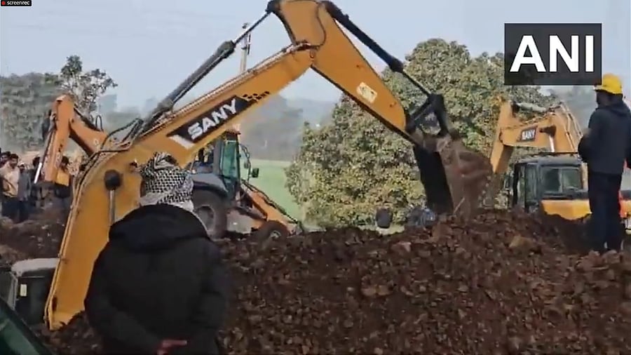 <div class="paragraphs"><p>Three labourers, trapped under the debris after a well collapsed in Madhya Pradesh's Chhindwara district, have died.</p></div>