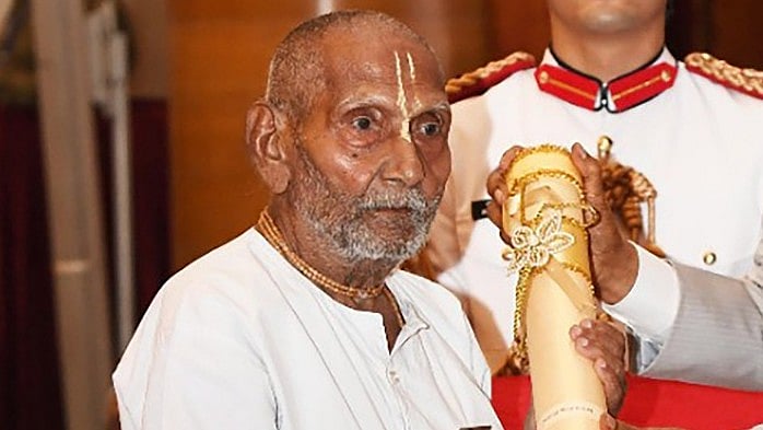 President Ram Nath Kovind presents Padma Shri to Swami Sivananda for Yoga. Credit: PTI Photo