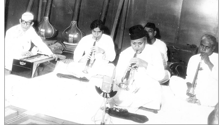 <div class="paragraphs"><p>Ustad Bismillah Khan plays the shehnai with a troupe for an AIR Dharwad programme. </p></div>