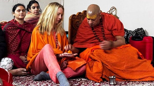 <div class="paragraphs"><p>Philanthropist Laurene Powell Jobs, the wife of Apple co-founder Steve Jobs, receives spiritual initiation from her guru and head seer of Panchayati Akhada Shri Niranjani Swami Kailashanand Giri, amid the ongoing ‘Maha Kumbh Mela’ festival, in Prayagraj.&nbsp;</p></div>
