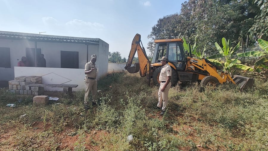 <div class="paragraphs"><p>With support from the local police, BDA officials removed the unauthorised structures on Thursday. </p></div>