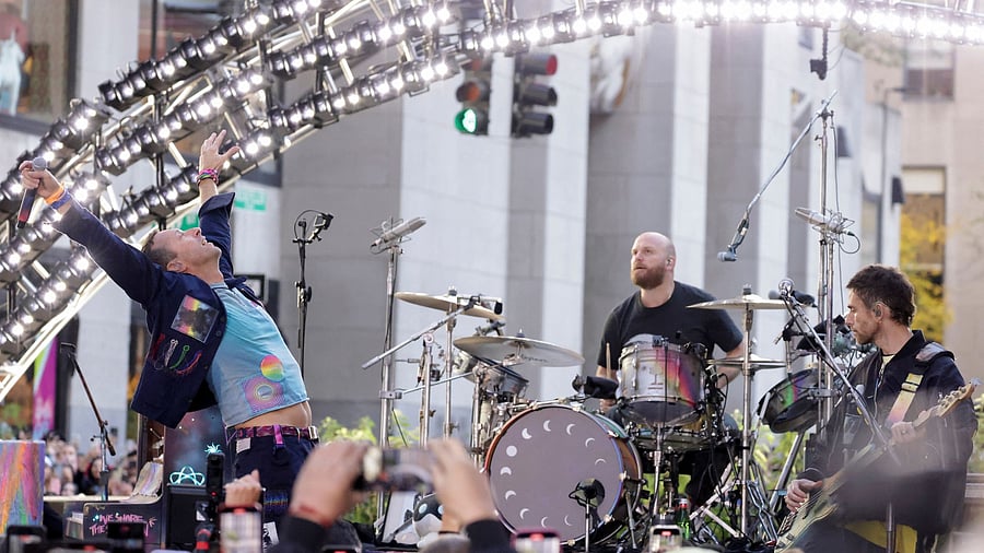 <div class="paragraphs"><p>Coldplay performing.</p></div>