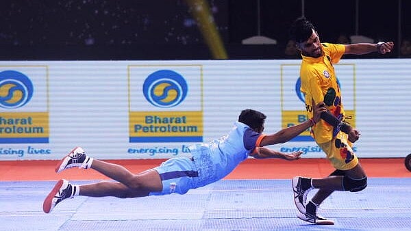 <div class="paragraphs"><p>Players of India, in blue, and Sri Lanka in action during a men's quarterfinal match of the Kho Kho World Cup 2025, at Indira Gandhi Indoor Stadium, in New Delhi, Friday, Jan. 17, 2025. Ramji Kashyap, Pratik Waikar and Aditya Ganpule laid the foundation in turn 1 as the Indian men's team marched into the semifinals of the Kho Kho World Cup with a 100-40 win over Sri Lanka here on Friday.</p></div>
