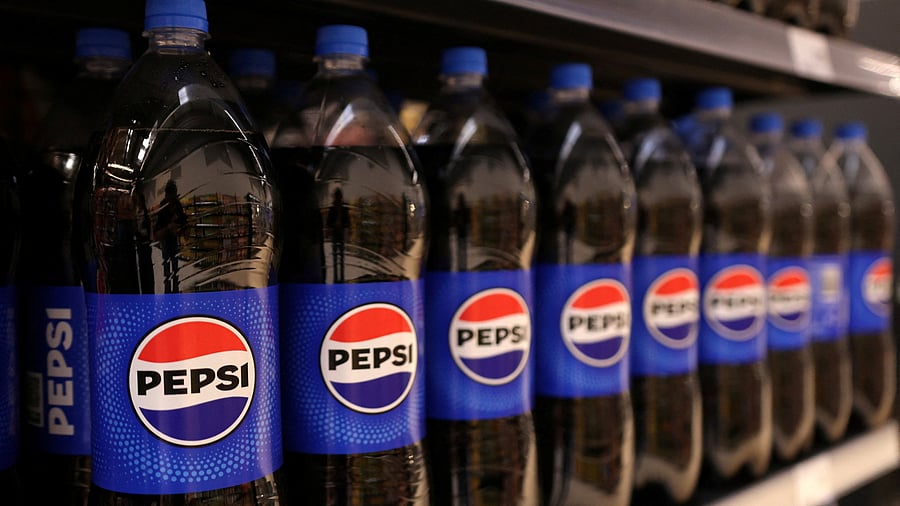 <div class="paragraphs"><p>Bottles of Pepsi are displayed on a shelf in a supermarket.</p></div>