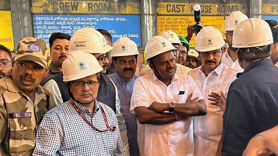 <div class="paragraphs"><p> Union Minister HD Kumaraswamy with MoS Bhupathiraju Srinivasa Varma, Company CMD Atul Bhat, Joint Secretary Sanjay Roy, and other senior officers visits and inspected the Vizag Steel (Rashtriya Ispat Nigam-RINL) factory in Visakhapatnam. </p></div>