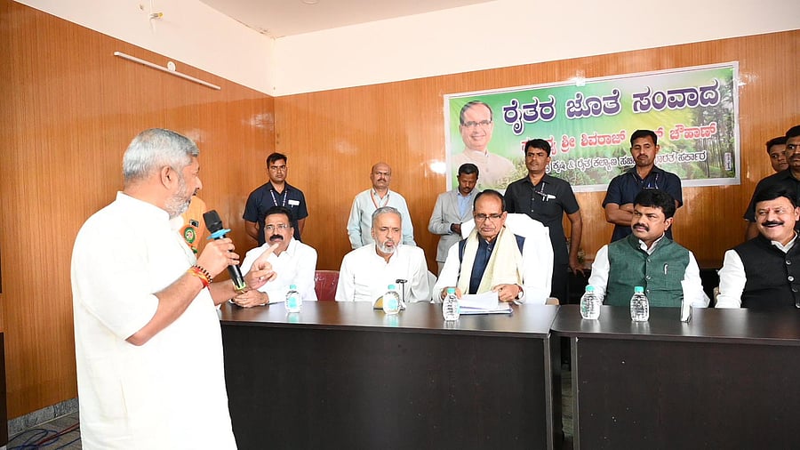 <div class="paragraphs"><p>Union minister Shivraj Singh Chouhan (C) at an&nbsp;areca growers convention organised by Sagar Prantha Areca Growers Association in Sagar.</p></div>