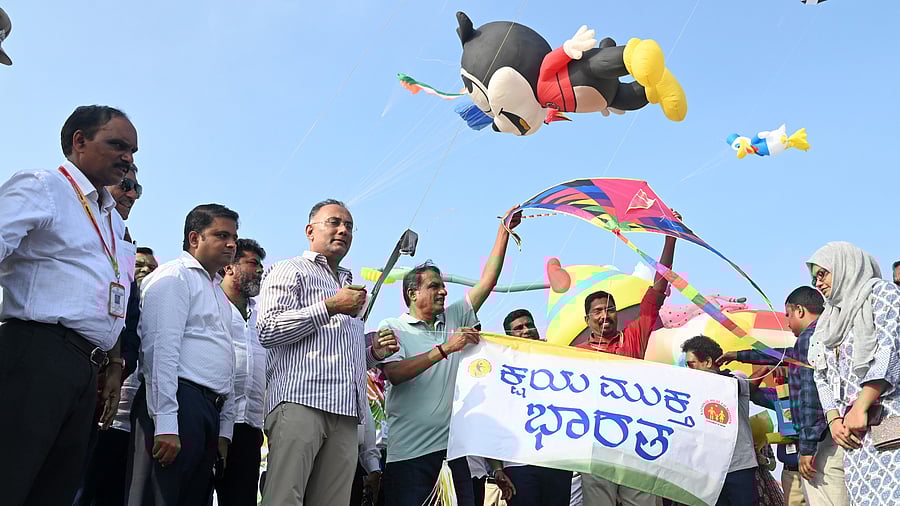 <div class="paragraphs"><p>District in Charge Minister Dinesh Gundu Rao inaugurates ONGC-MRPL International Kite Festival, at Tannirbavi beach, Mangaluru, Jan 18, 2025. </p></div>