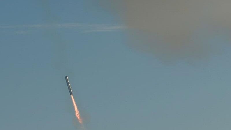 <div class="paragraphs"><p>The urgent radio calls by the air traffic controllers at the Federal Aviation Administration office in Puerto Rico started to go out Thursday evening as a SpaceX test flight exploded and debris began to rain toward the Caribbean.</p></div>