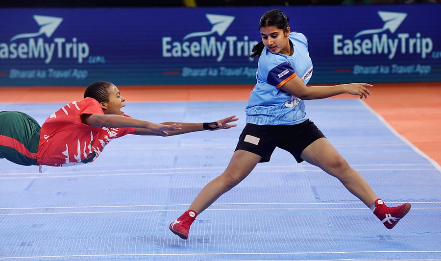 <div class="paragraphs"><p>Players of India, in blue, and South Africa in action during a women's semi-final match of the Kho Kho World Cup 2025, at Indira Gandhi Indoor Stadium, in New Delhi, Saturday, Jan. 18, 2025.</p></div>