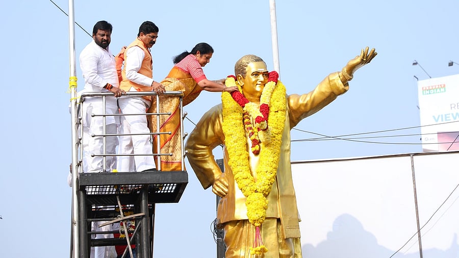 <div class="paragraphs"><p>N T Rama Rao's daughter D Purandeswari paying tribute to him.</p></div>
