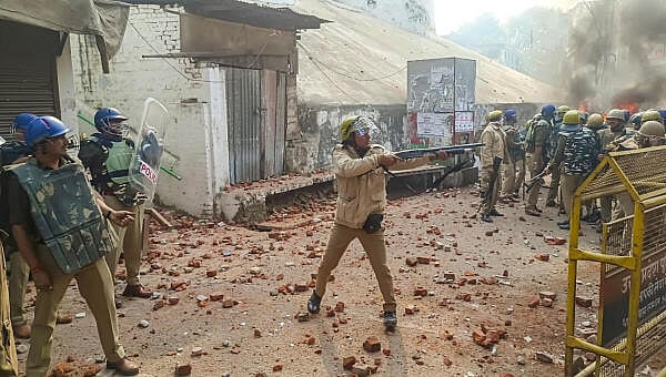 <div class="paragraphs"><p>Police try to control the situation amid violence during a second survey of the Jama Masjid, claimed to be originally the site of an ancient Hindu temple, in Sambhal, on Nov. 24, 2024.</p></div>