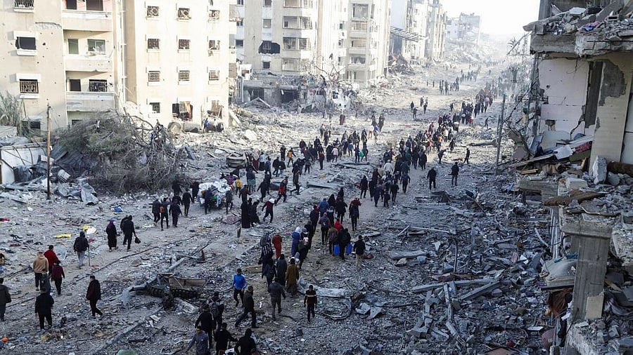 <div class="paragraphs"><p>Displaced Palestinians make their way past the rubble as they attempt to return to their homes following a delay in the ceasefire between Israel and Hamas over the hostage list, in the northern Gaza Strip January 19, 2025.</p></div>