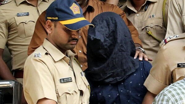 <div class="paragraphs"><p>Police personnel along with the accused, arrested in connection with the alleged attack on Bollywood actor Saif Ali Khan.</p></div>