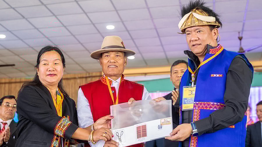 <div class="paragraphs"><p>The repersentatives of Adi and Apatani, two major tribes of Arunachal Pradesh, signing the joint declaration.</p></div>