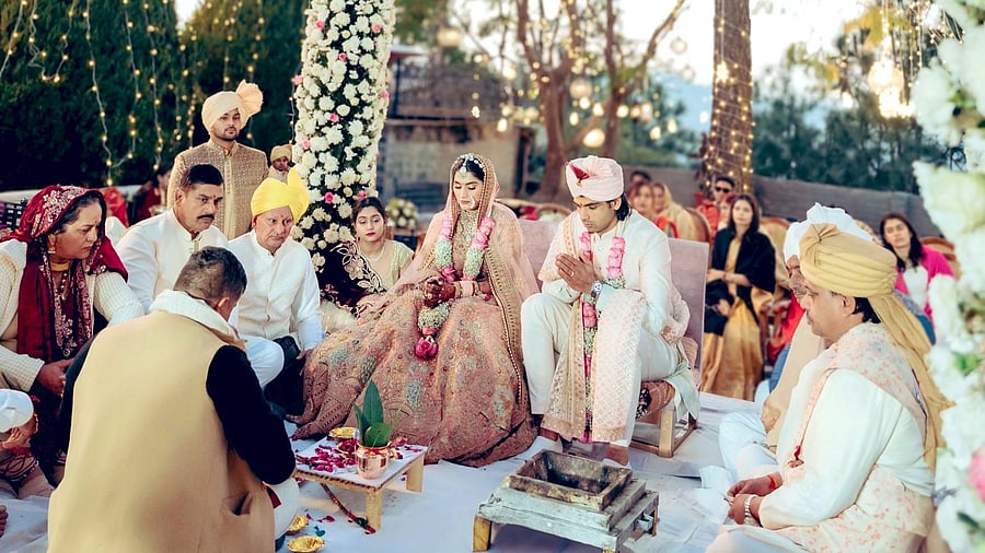 <div class="paragraphs"><p>Neeraj Chopra marries Himani Mor. </p></div>