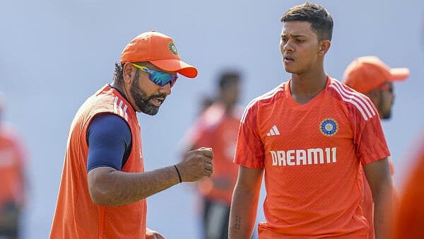 <div class="paragraphs"><p>India's captain Rohit Sharma with teammate Yashasvi Jaiswal</p></div>