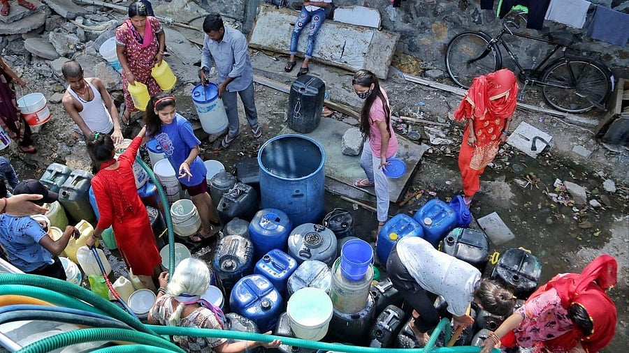 <div class="paragraphs"><p>People fill their water cans at a slum near Chanakyapuri, in Delhi.</p></div>