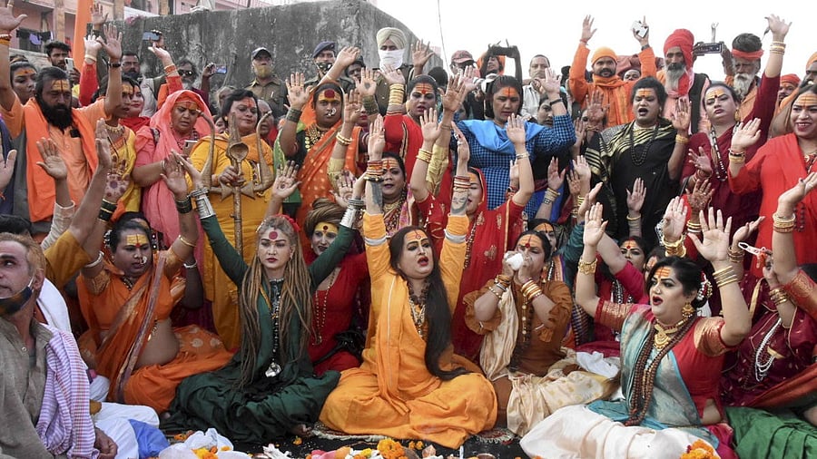 <div class="paragraphs"><p>Members of Kinnar Akhara.</p></div>