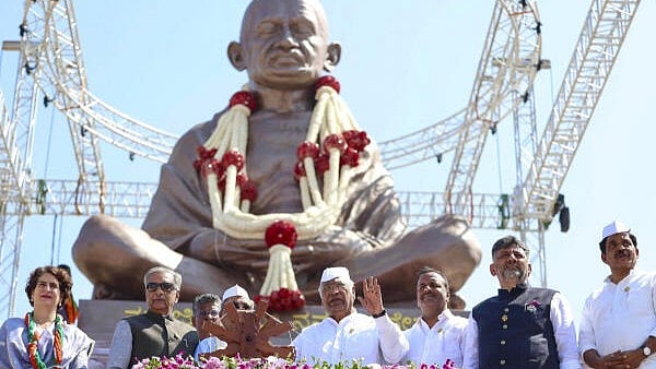 <div class="paragraphs"><p>Congress President Mallikarjun Kharge with party leaders during the unveiling of a statue of Mahatma Gandhi, at Suvarna Vidhana Soudha in Belagavi, Karnataka on Tuesday</p></div>