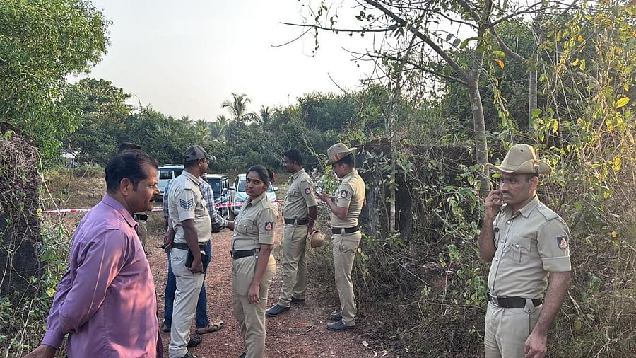 <div class="paragraphs"><p>Police personnel at the spot where accused Kannan Mani tried to assault police personnel and flee, at Alankaru Gudde in K C Road, Ullal limts.</p></div>