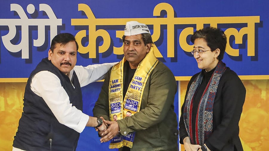 <div class="paragraphs"><p>Delhi Chief Minister and AAP leader Atishi with party leader Sanjay Singh and social worker Mahavir Baisoya, who contested the MCD elections as an independent candidate, as Baisoya joins the party, in New Delhi, Tuesday, Jan. 21, 2025. Sixteen members of Baisoya's team also joined AAP.</p></div>