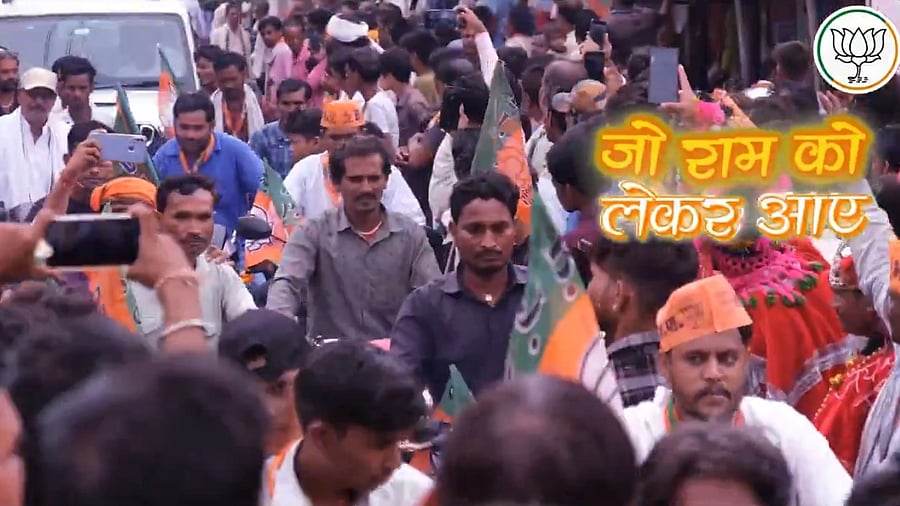 <div class="paragraphs"><p>A still from the music video.</p></div>