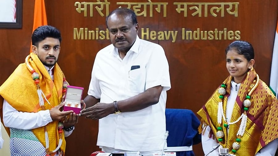 <div class="paragraphs"><p>Union Minister for Steel and Heavy Industries H D Kumaraswamy felicitated world cup winning kho-kho players at Delhi on Tuesday.</p></div>
