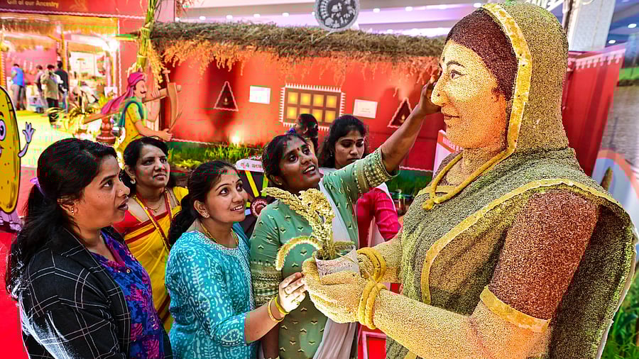 <div class="paragraphs"><p>Visitors admire exhibits at the ‘International Trade Fair 2025-Organics and Millets’ at Palace Grounds on Thursday.</p></div>