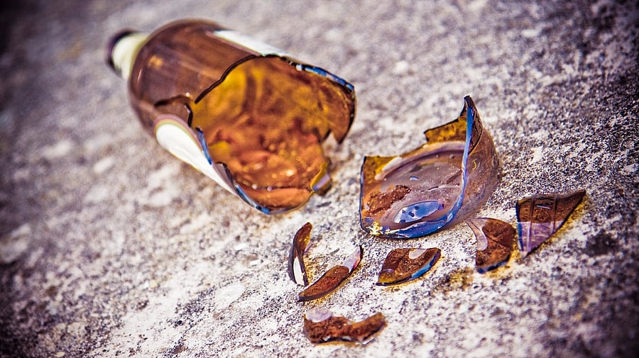 <div class="paragraphs"><p>Representative image of a broken glass bottle.</p></div>