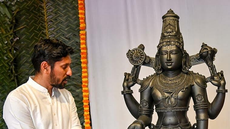 <div class="paragraphs"><p>culptor Arun Yogiraj with the statue of Srinivasa, which will be installed in the UK. </p></div>