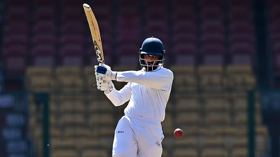 <div class="paragraphs"><p>Karnataka’s R Smaran pulls one to the fence during his 203 against Punjab on the second day of their Ranji Trophy clash at the M Chinnaswamy Stadium on Friday. </p></div>