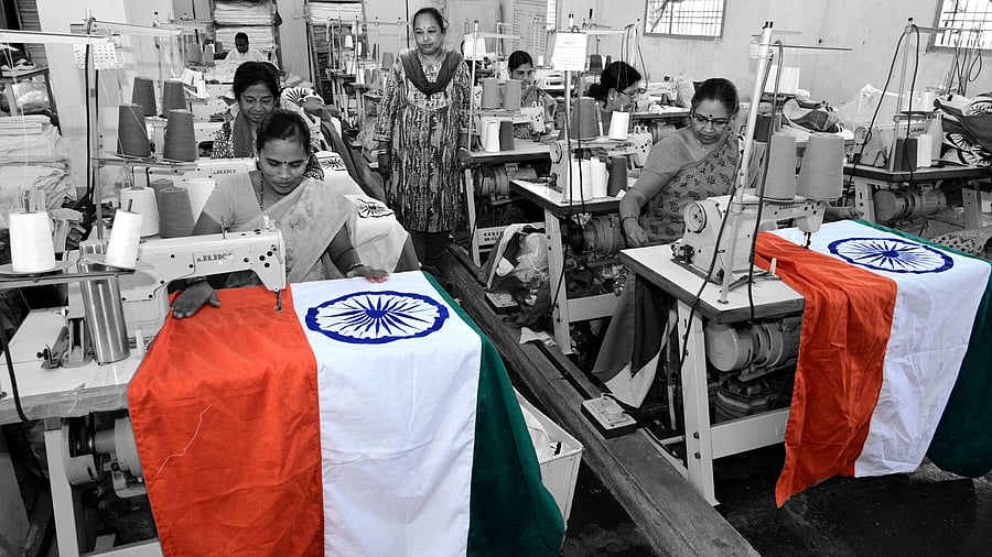 <div class="paragraphs"><p>Karnataka Khadi Gramodyoga Samyukta Sangha in Bengeri, Hubballi was set up onNovember 1, 1957. </p></div>