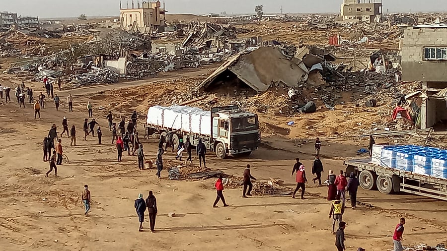 <div class="paragraphs"><p>Palestinians attempt to grab aid from a truck, following a ceasefire between Israel and Hamas, in Rafah in the southern Gaza Strip, January 23, 2025. </p></div>