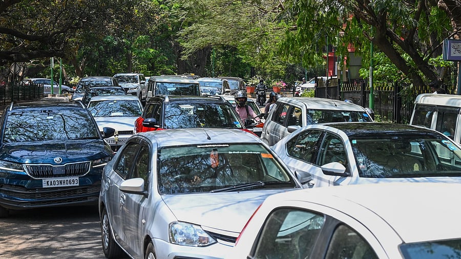 <div class="paragraphs"><p>The traffic pile-up outside Cubbon Park has been generating more pollution. </p></div>