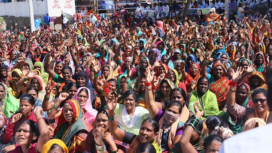 <div class="paragraphs"><p> Thousands of women under the banner of the Joint Action Committee of Progressive Organisations (PS-JAC) begin an indefinite dharna at the district sports complex in Raichur on Saturday.  </p></div>