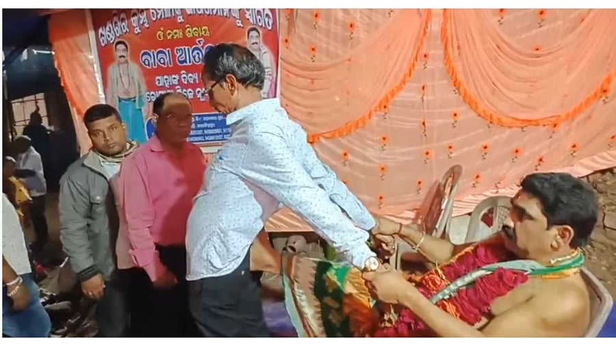 <div class="paragraphs"><p>Baba Artatrana "treating" people with touch of his feet</p></div>