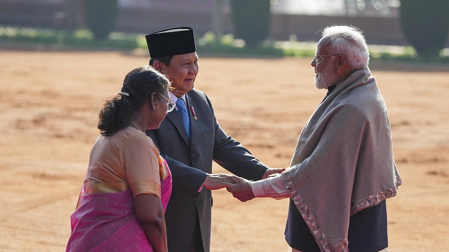 <div class="paragraphs"><p>President Droupadi Murmu, Prime Minister Narendra Modi with Indonesian President Prabowo Subianto on the latter's arrival for the ceremonial welcome, at Rashtrapati Bhavan in New Delhi.</p></div>