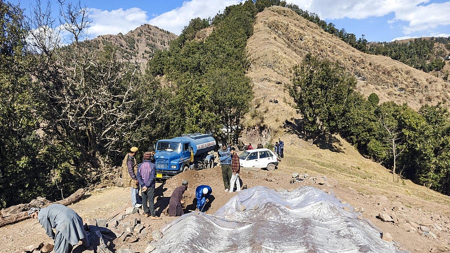 <div class="paragraphs"><p>People dig a grave for the burial of Yasmeen Kouser, the 17th victim of the 'mysterious' illness, in Badhaal village of Rajouri district. </p></div>