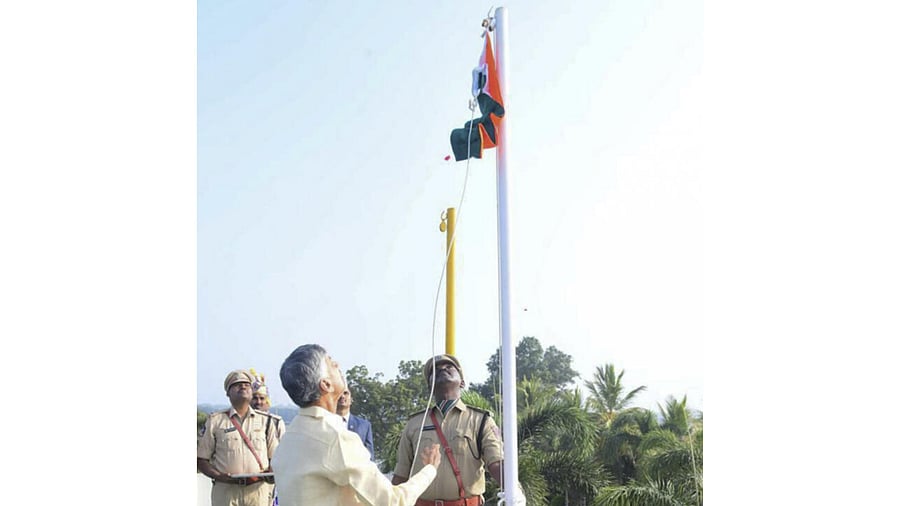 <div class="paragraphs"><p>N Chandrababu Naidu unfurls the National Flag during the 76th Republic Day</p></div>
