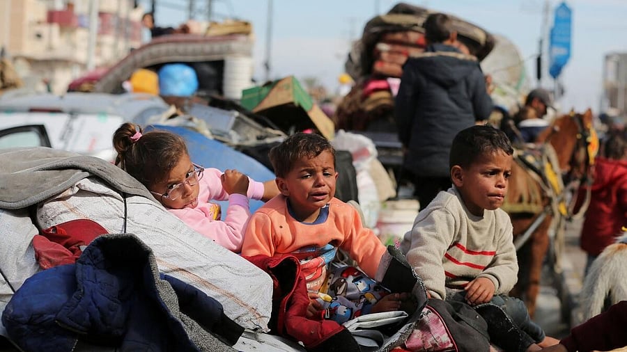 <div class="paragraphs"><p>Displaced Palestinians wait to be allowed to return to their homes in northern Gaza, in the central Gaza Strip.</p></div>