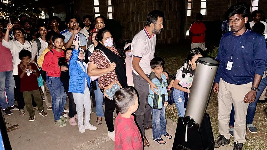 <div class="paragraphs"><p>Close to 3,000 people visited the Jawaharlal Nehru Planetarium (JNP) on Saturday evening. </p></div>