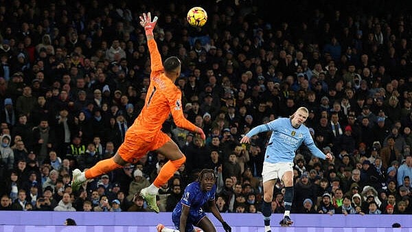 <div class="paragraphs"><p>Football - Premier League - Manchester City v Chelsea - Etihad Stadium, Manchester, Britain - January 25, 2025 Manchester City's Erling Haaland scores their second goal past Chelsea's Robert Sanchez.</p></div>