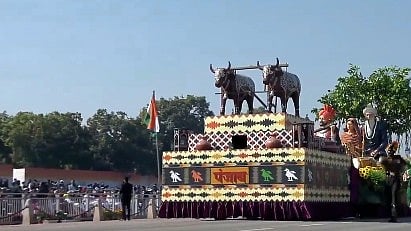 <div class="paragraphs"><p>The tableau was an aesthetic blend of the state's inlay-designing prowess, interspersed with exquisitely woven handicrafts.</p></div>