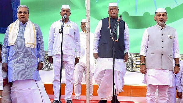 <div class="paragraphs"><p>Karnataka Chief Minister Siddaramaiah, Deputy Chief Minister D K Shivakumar, Congress President Mallikarjun Kharge and others during the 76th Republic Day celebration at KPCC office, in Bengaluru.</p></div>