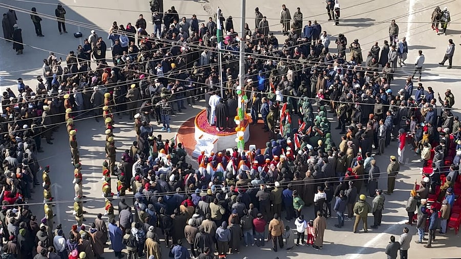 <div class="paragraphs"><p>Tri-colour unfurled at Tral Chowk on R-Day.</p></div>