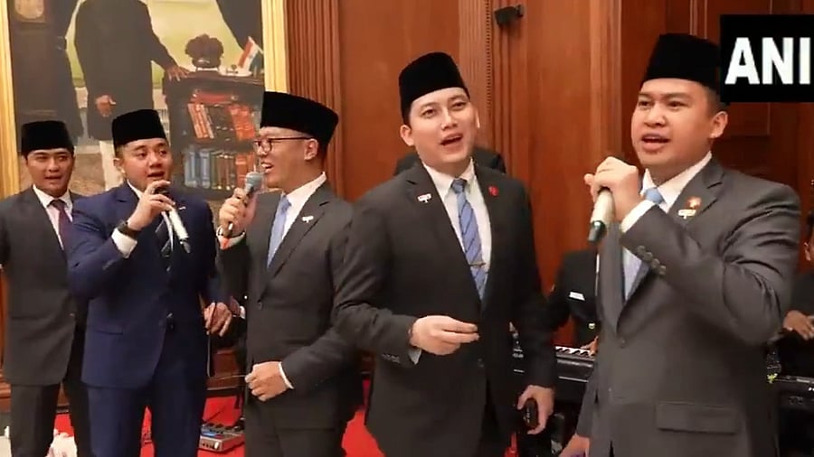 <div class="paragraphs"><p>The Indonesian delegation surprised fellow guests by singing <em>Kuch Kuch Hota Hai</em> at the banquet hosted by President Droupadi Murmu in honour of Indonesian President Prabowo Subianto, the Chief Guest at the 76th Republic Day celebrations, in New Delhi.</p></div>