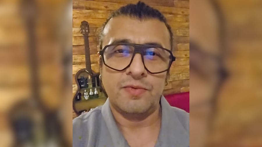 <div class="paragraphs"><p>Sonu Nigam in his video.</p></div>