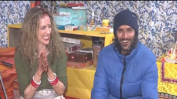 <div class="paragraphs"><p>Siddharth marries Greek woman Penelope.</p></div>