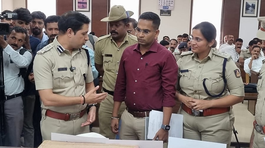 <div class="paragraphs"><p>Commissioner of Police Anupam Agrawal speaks with ACPs Manoj Naik and Dhanya Nayak, who led the teams in cracking the robbery case.&nbsp; </p></div>
